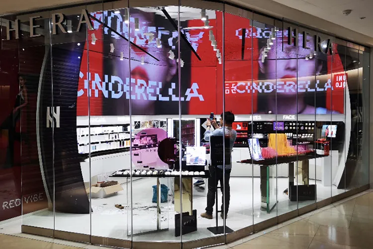 Flexible LED module installation in a retail space